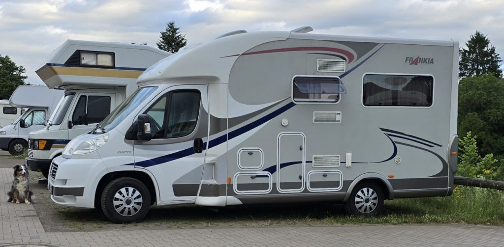 Die Fahrerseite meines Wohnmobils, ein Frankia FF2 von 2011, auf einem Parkplatz