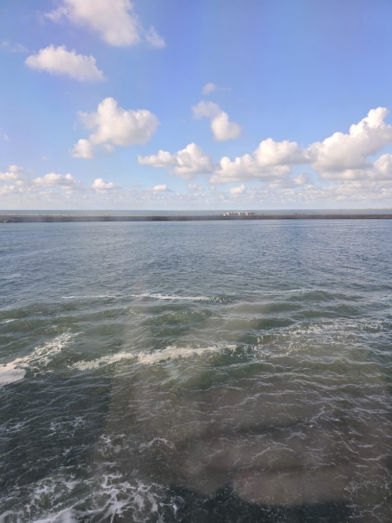Blick aus dem Bullauge der Fähre aufs Wasser