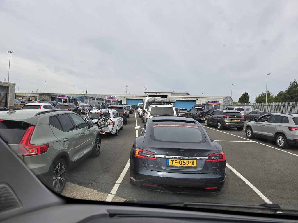 viele Fahrzeuge stehen in mehreren Fahrspuren nebeneinander