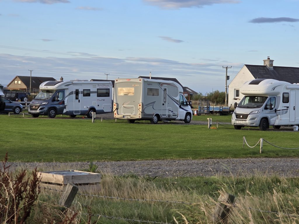 mehrere Wohnmobile auf einer Wiese