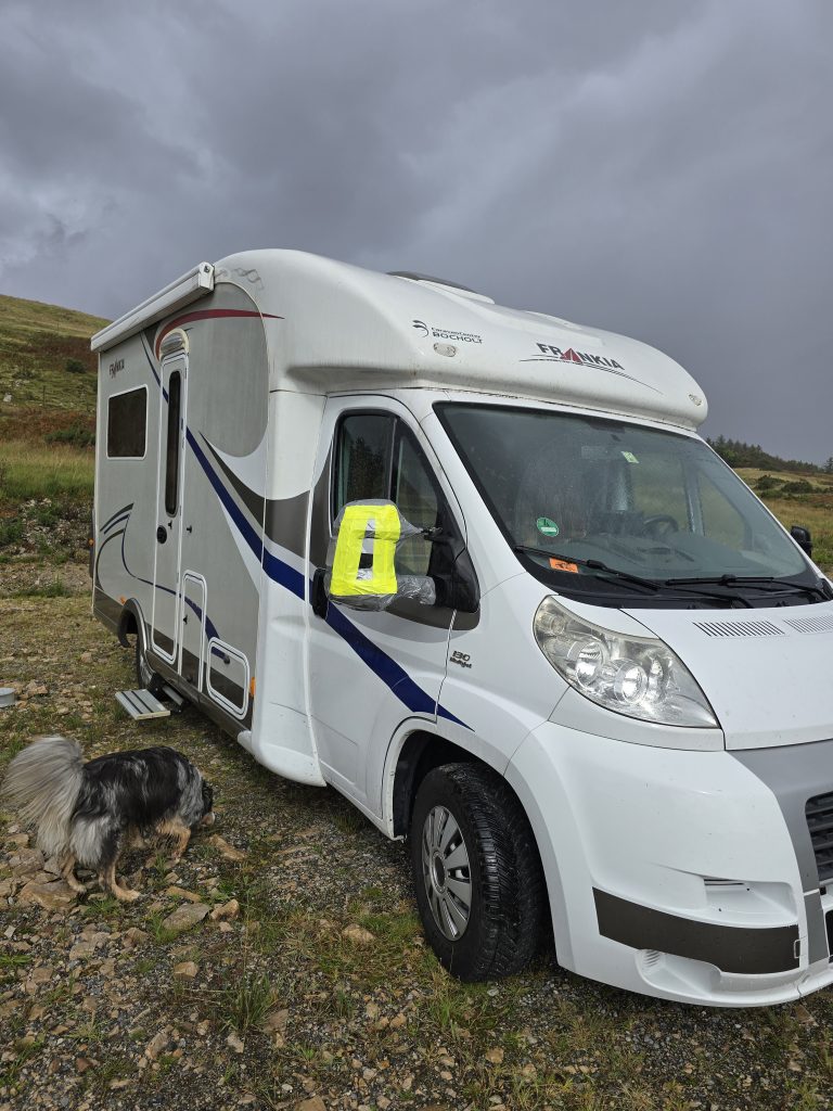 Beifahrerseite des Wohnmobils mit neongelb verklebtem Spiegelgehäuse