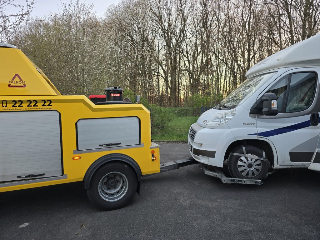 Wohnmobil an Abschleppwagen